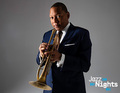 Ein Mann im Anzug hält eine Trompete, vor einem grauen Hintergrund. Unten rechts steht 'Jazz Nights'.