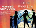 Silhouetten von Menschen halten Hände vor einer Weltkugel, mit den Worten 'Moving Shadows' und 'Our World!' auf farbigem Hintergrund.