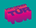 Der Text 'VOR DEINER TÜR' ist in 3D-Perspektive geschrieben, mit einem Farbverlauf von Pink zu Violett auf türkisfarbenem Hintergrund.