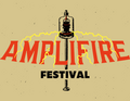 Logo des Amplifire Festivals: Rote Schrift mit gelb stilisierten Blitzen und einem stilisierten elektrischen Bauteil in der Mitte.
