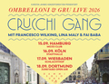 Plakat für 'Crucchi Gang' Tour 2026 mit Terminen in Hamburg, Köln, Wiesbaden, Dortmund. Hintergrund: Stadtbild.