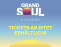 Blauer Hintergrund mit 'GRAND SOUL SUPREME', Sonnenuntergangsdesign und Text: 'TICKETS AB JETZT ERHÄLTLICH!'.