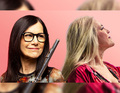 Zwei Frauen vor rosa Hintergrund, eine mit Brille und Flöte, die andere mit langen, blonden Haaren im Profil.
