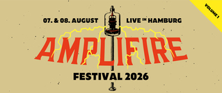 Plakat für das Amplifire Festival 2026, 7.-8. August in Hamburg. Rote Schrift und stilisiertes Mikrofon auf beigem Hintergrund.