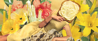 Eine Collage zeigt eine Frau in einem gelben Kleid, deren Kopf durch eine Scheibe Toast mit Butter ersetzt ist, umgeben von Blumen.