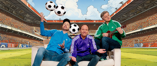 Drei Männer auf einem Sofa im Stadion. Einer jongliert Bälle, der mittlere zuckt mit den Schultern, und der dritte spielt Ukulele.