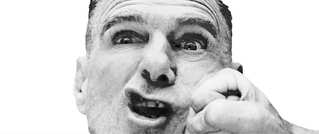 Ein Mann mit grimassierendem Gesichtsausdruck drückt seine Wange mit der Faust ein. Schwarz-weißes Porträt, isolierter Hintergrund.