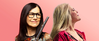 Zwei Frauen vor rosa Hintergrund: Links Frau mit Brille und Querflöte, rechts Frau mit langen Haaren schaut nach oben.
