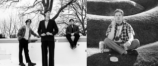 Drei Männer in einem leeren Pool, einer sitzt auf dem Beckenrand. Daneben ein Mann mit Kopfhörern auf Gras, telefonierend. Schwarz-weiß.