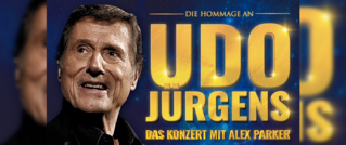 Ein lächelnder Mann neben dem Text Die Hommage an Udo Jürgens, das Konzert mit Alex Parker vor einem blauen Hintergrund.