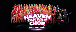 Eine große Gruppe älterer Menschen in bunten Outfits steht auf der Bühne, begleitet von Musikern. Text: 'Heaven Can Wait Chor. Jetzt erst recht!'