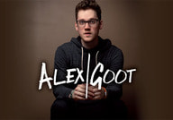 Person mit Brille und Kapuzenpullover sitzt vor braunem Hintergrund; Schriftzug Alex Goot im Vordergrund.