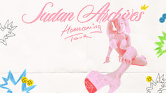 Der Text 'Sudan Archives Homecoming Tour' ist in Rosa geschrieben. Eine Person in rosa Kleidung posiert auf hohen Schuhen. Bunte Sterne und Smileys sind zu sehen.