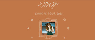 Brauner Hintergrund mit weißem Text 'Europe Tour 2023'. Ein gerahmtes Foto in der Mitte zeigt eine Person, umgeben von kleinen Sternen.