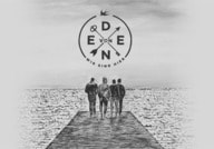 Vier Personen gehen auf einem Steg ins Meer. Oben ein Kreis mit Pfeilen, darin Buchstaben. Darunter der Text: 'Wir sind nie...'