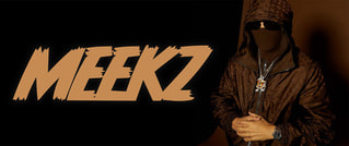 Person in dunkler, vermummter Kleidung und Schmuck steht neben großem Schriftzug 'MEEKZ' auf schwarzem Hintergrund.