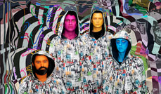 Vier Personen in bedruckten Kapuzenjacken, mit farbigen Gesichtern in Pink, Gelb, Blau und Orange, vor einem bunten Hintergrund.
