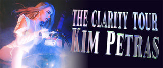 Frau auf der Bühne in hellem Outfit, blaues Licht. Text daneben: 'The Clarity Tour, Kim Petras'.