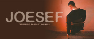 Dunkles Plakat mit der Aufschrift 'JOESEF, Permanent Damage Tour 2023'. Ein Mann sitzt mit dem Rücken zur Kamera.