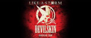 Logo für die 'Like A Storm' und 'Devilskin' Europatour auf rotem Hintergrund mit kreisförmigem Symbol in der Mitte.