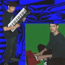 Zwei Personen mit Keyboards vor bunt gemustertem Hintergrund, eine stehend mit großem Keyboard, eine sitzend mit kleinem Keyboard.
