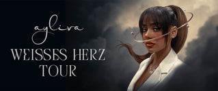 Porträt einer Frau mit hochgestecktem Haar und kreisförmigem Schmuck im Orbit-Design. Text: 'Ayliva Weisses Herz Tour'.