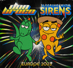 Zwei Cartoon-Figuren, eine grüne Kreatur und ein Pizzastück, halten Hände. Oben Don Broco und Sleeping With Sirens, unten Europe 2023.