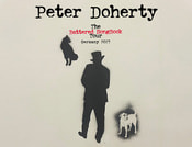 Schattenriss eines Mannes mit Hut, einer Krähe und einem Hund. Text: 'Peter Doherty, The Battered Songbook Tour, Germany 2023'.