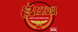 Roter Hintergrund mit 'Saxon Seize the Day World Tour'-Logo, goldener Adler, darunter 'Special Guest: Rage' in Weiß.