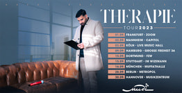 Mann in hellem Mantel betrachtet Tablet, daneben Tourdaten der 'Therapie Tour 2023' in verschiedenen deutschen Städten.