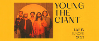 Fünf Personen stehen vor einem gelben Hintergrund. Text rechts: 'Young the Giant Live in Europe 2023'.