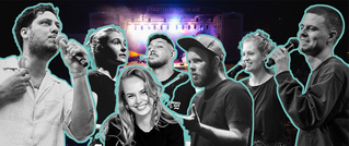 Mehrere Personen singen oder sprechen in Mikrofone vor einem farbig beleuchteten Bühnenhintergrund. Sie wirken konzentriert und engagiert.